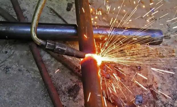 How can gas pores be prevented during the welding of beryllium copper wires?